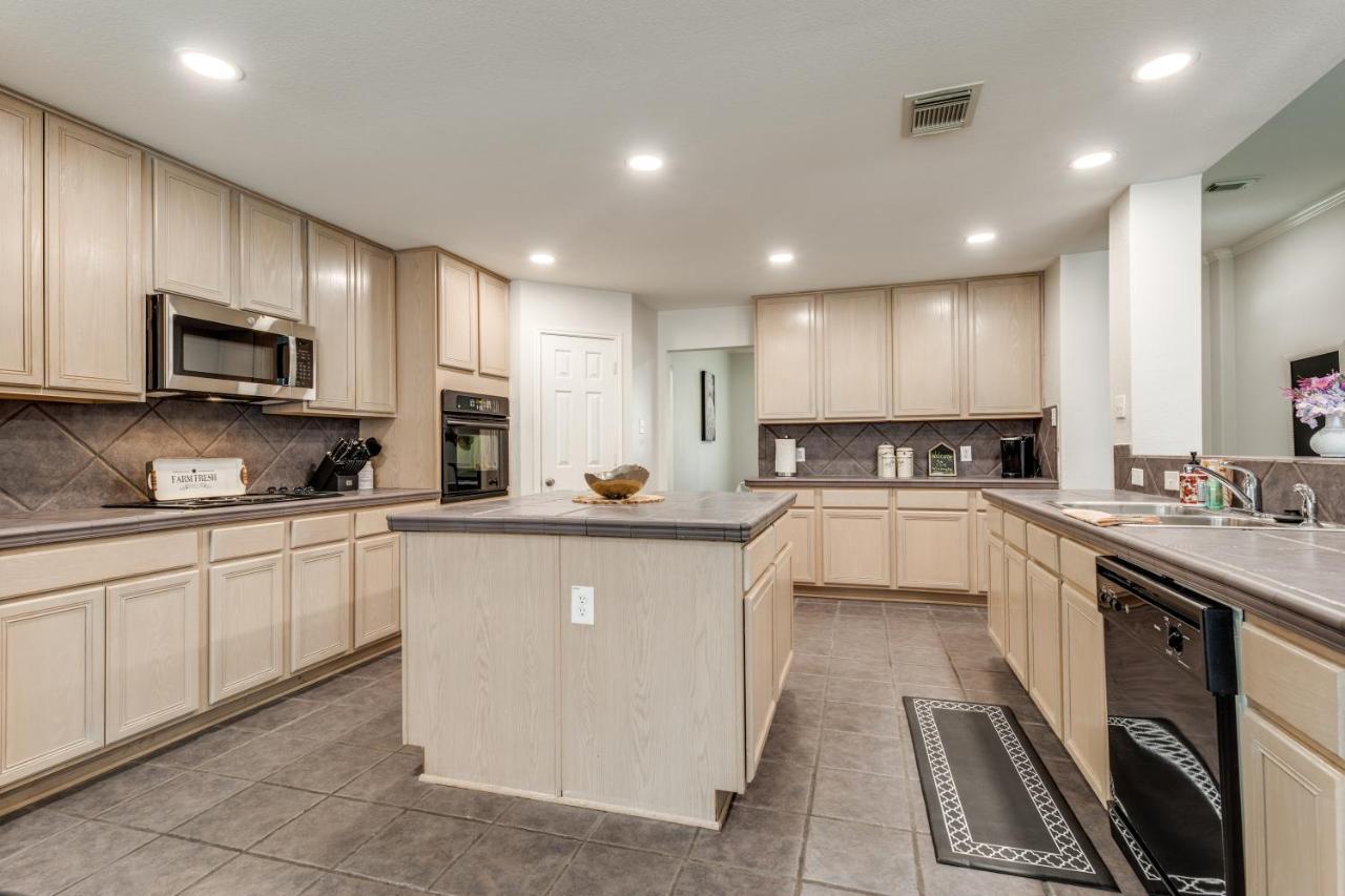 Spacious 5 Bdrm Home Mins To Wineries With Private Pool And Hot Tub! Johnson City Exteriér fotografie