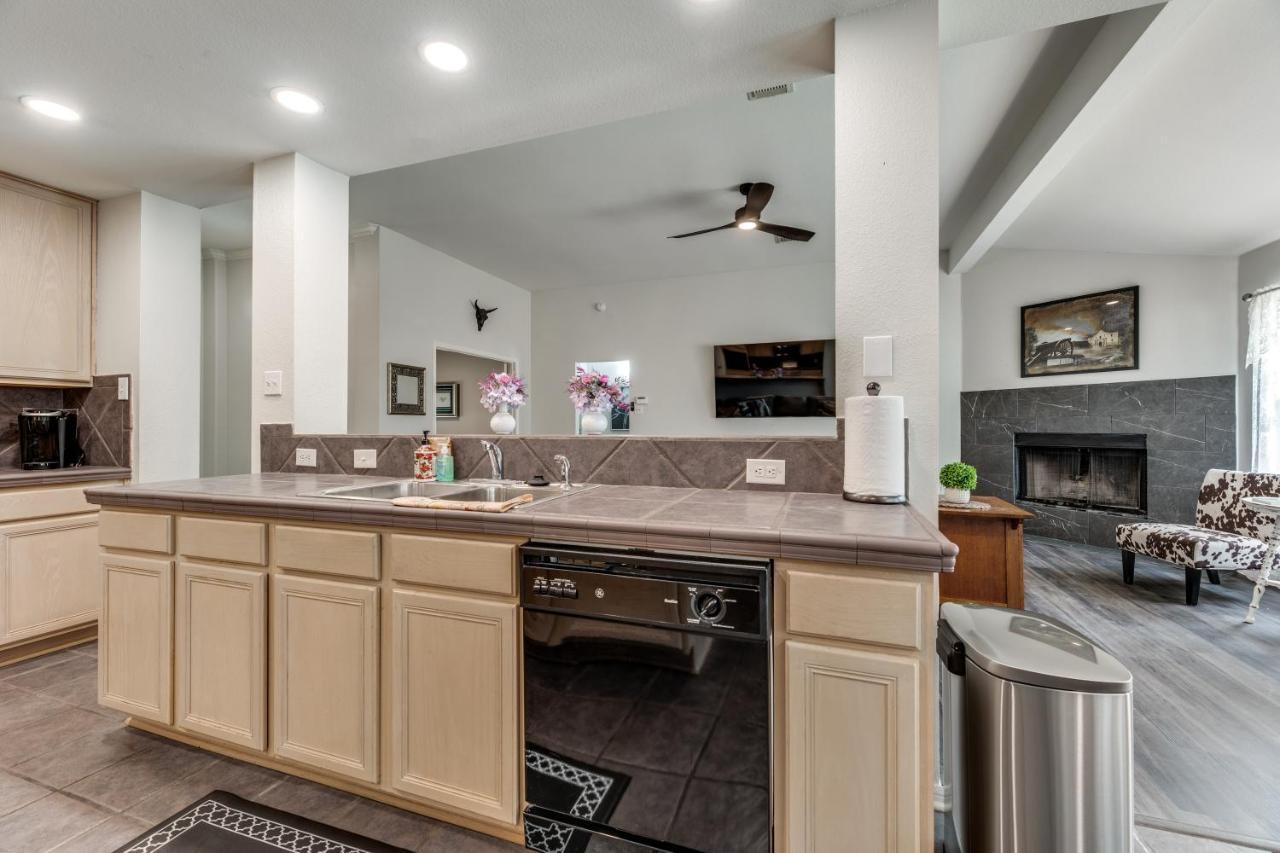 Spacious 5 Bdrm Home Mins To Wineries With Private Pool And Hot Tub! Johnson City Exteriér fotografie