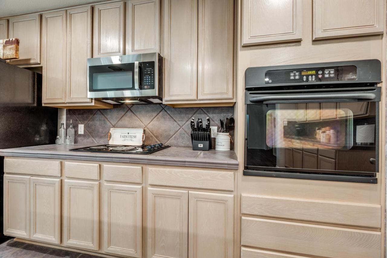 Spacious 5 Bdrm Home Mins To Wineries With Private Pool And Hot Tub! Johnson City Exteriér fotografie