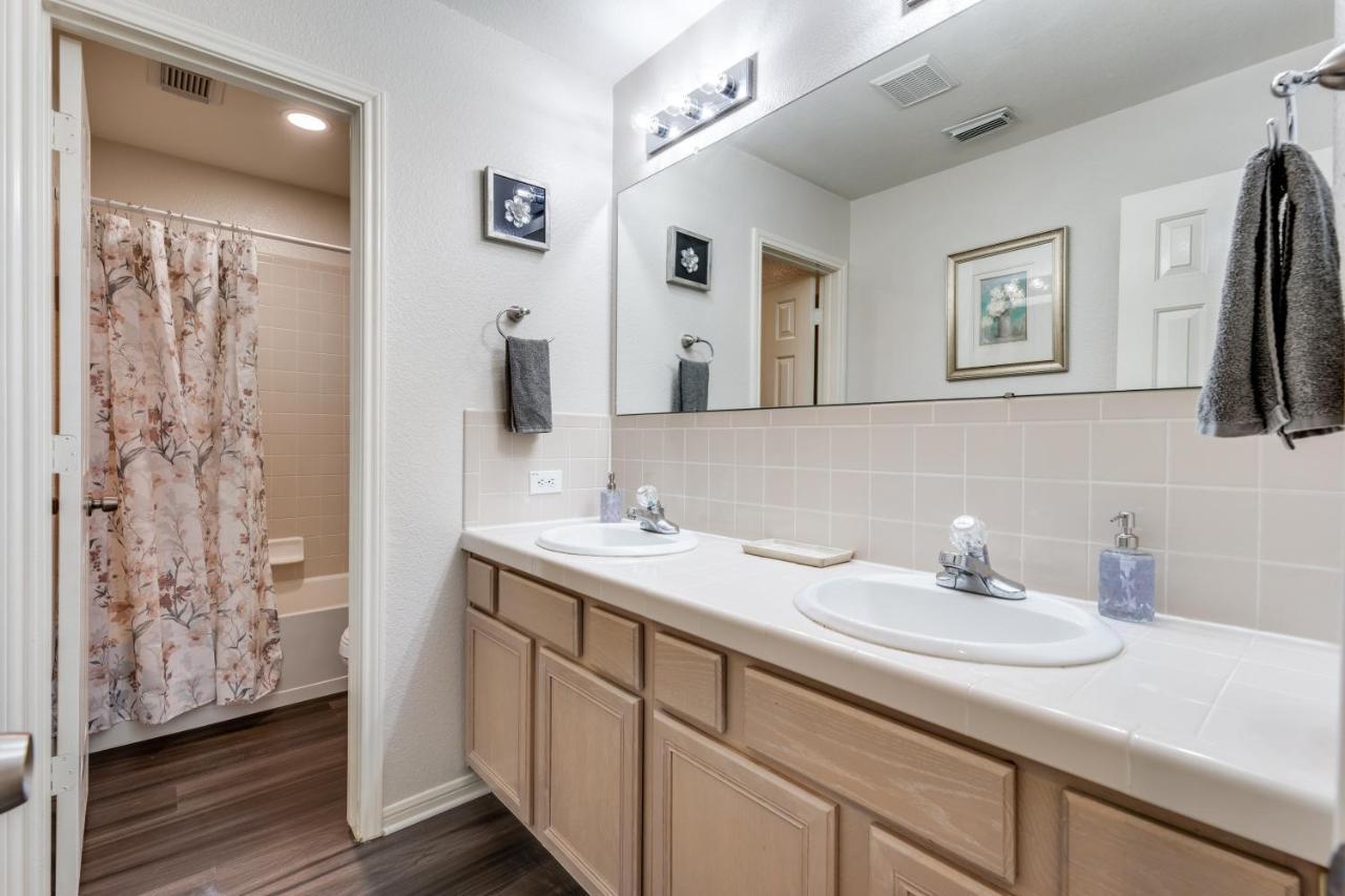 Spacious 5 Bdrm Home Mins To Wineries With Private Pool And Hot Tub! Johnson City Exteriér fotografie