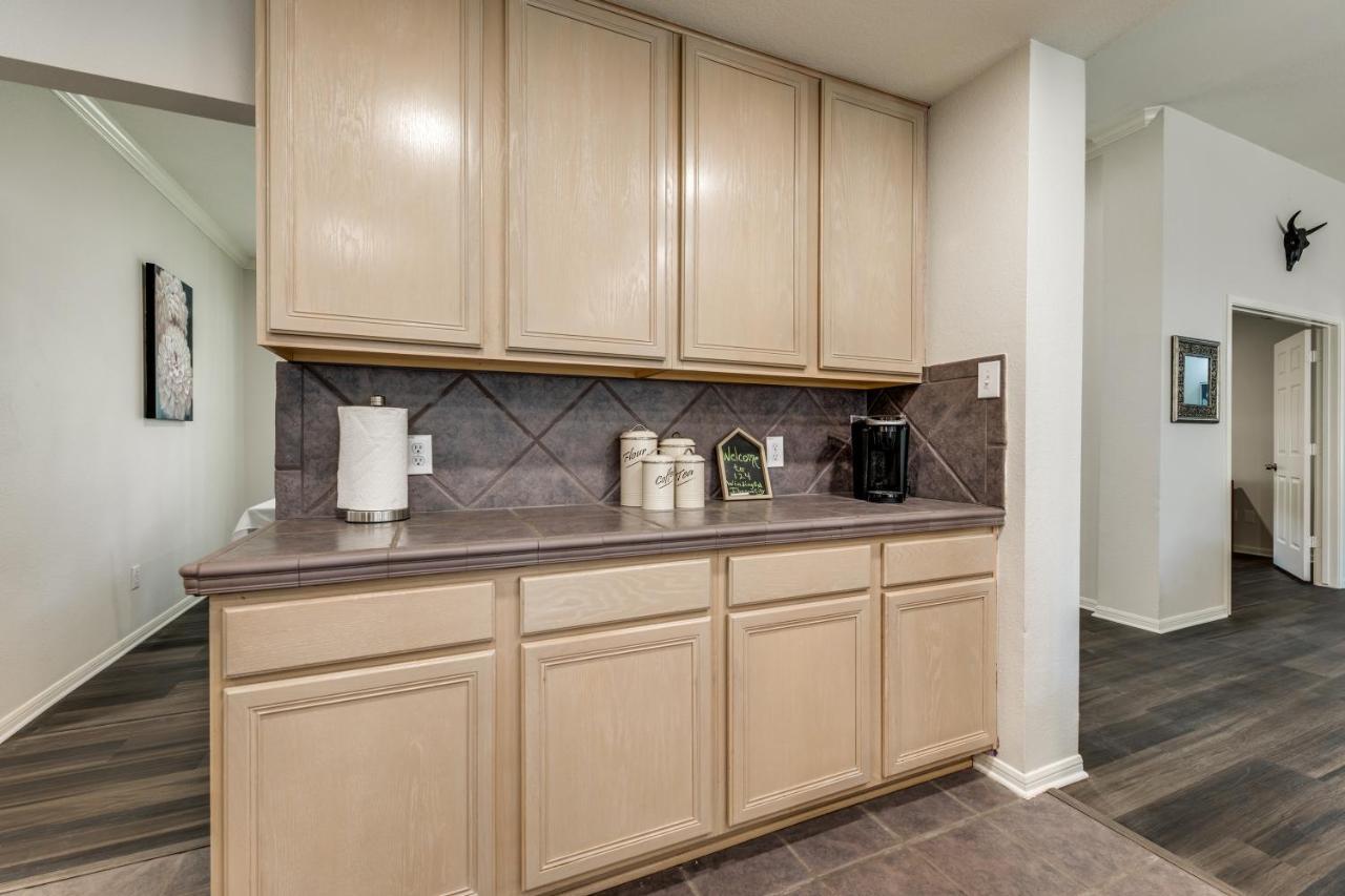 Spacious 5 Bdrm Home Mins To Wineries With Private Pool And Hot Tub! Johnson City Exteriér fotografie